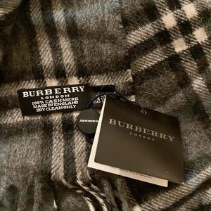 Beautiful 100% cashmere Burberry London scarf, NWT.